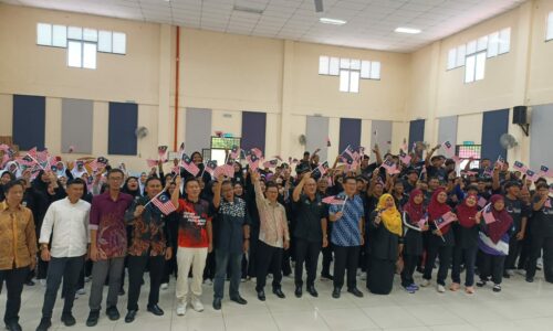 MELAHIRKAN PEMIMPIN BERKARISMA