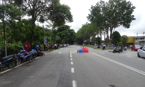 WANITA MAUT MOTOSIKAL REMPUH KERETA MASUK SIMPANG MENGEJUT