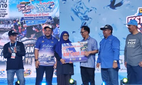 PEMANCING WANITA ‘HANYIR’ DI SUNGAI MELAKA