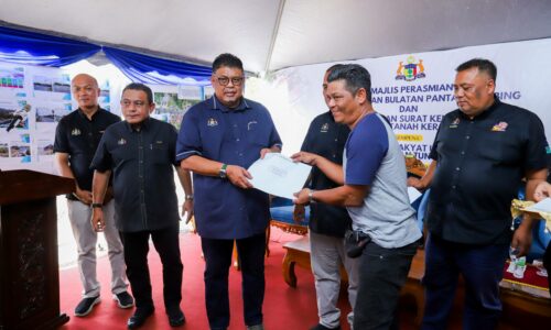 WRUR: PENDUDUK KAMPUNG GANGSA, BELIMBING DAN PARIT MELAKA LEGA TERIMA SURAT KELULUSAN