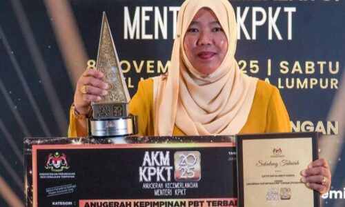 DATUK SAPIAH TERIMA ANUGERAH KEPIMPINAN PBT TERBAIK PERBANDARAN