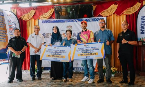 JABATAN PERTANIAN SALUR RM200,000 KEPADA DUA SEKOLAH ANGKAT MADANI