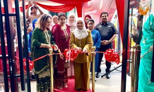 SERLAHKAN KEPELBAGAIAN PAKAIAN TRADISIONAL, FESYEN MELAKA