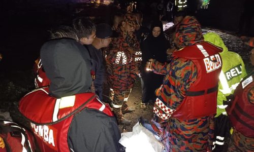 KANAK-KANAK DIHANYUTKAN ARUS DERAS DITEMUI TERSANGKUT PADA DAHAN POKOK