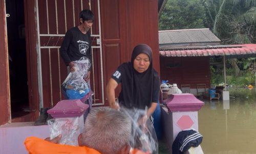 DETIK CEMAS KEDIAMAN DINAIKI AIR AKIBAT RIBUT TROPIKA SENYAR