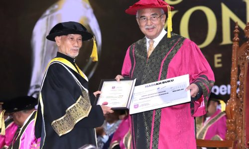 DATUK DR. ABDUL MONIR TERIMA PHD KEDUA PADA USIA 79 TAHUN