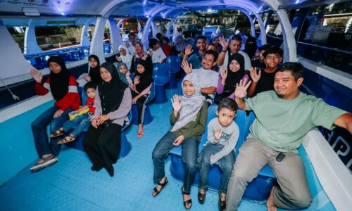 17 SEKELUARGA NIKMATI PESONA SUNGAI MELAKA WAKTU MALAM