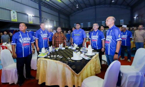 WRUR: SMK DURIAN TUNGGAL TERIMA DUA KIPAS GERGASI SUMBANGAN KETUA MENTERI