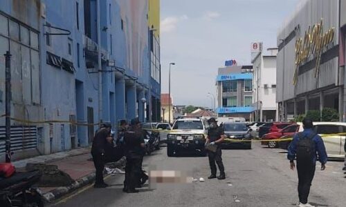 PENIAGA DURIAN MAUT JATUH DARI TINGKAT EMPAT