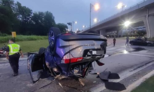 HONDA HRV TERBALIK, TOYOTA 86 RENTUNG AKIBAT KEMALANGAN