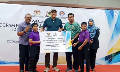 MELAKA BUKA PELUANG RAKYAT USAHAKAN TANAH TERBIAR UNTUK TANAMAN NANAS