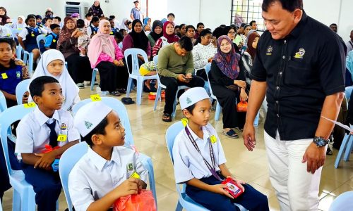143 MURID DUN AYER MOLEK TERIMA BANTUAN PERSEKOLAHAN 2026