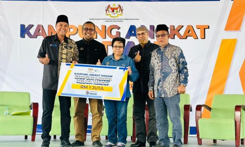 KAMPUNG ANGKAT MADANI: KAMPUNG PADANG TERIMA MANFAAT PEMBANGUNAN RM 1 JUTA