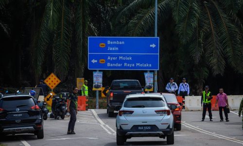 MELAKA PERUNTUK HAMPIR RM12 JUTA NAIK TARAF JALAN, TERANGI JALAN GELAP