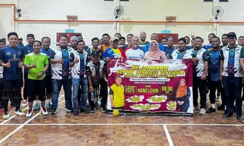 16 PASUKAN MERIAHKAN SEPAK TAKRAW VETERAN TERTUTUP PARLIMEN TANGGA BATU