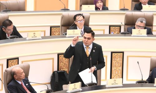 MELAKA PERUNTUK RM1 JUTA BANTU NELAYAN