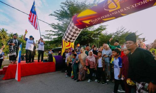 BUSANA UNIK KELUARGA NUR SYUHADAH TARIK PERHATIAN TOK RAUF