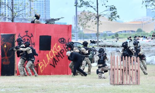 PENGUNJUNG KAGUM KETANGKASAN KOMANDO