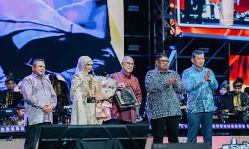 SITI NURHALIZA, FAN BINGBING TERIMA ANUGERAH IKON MELAKA
