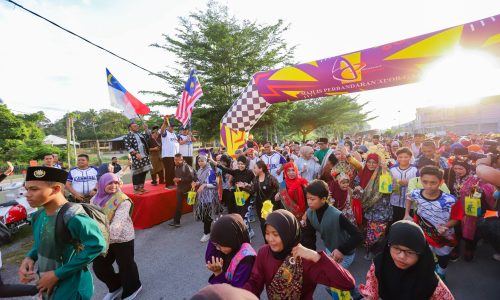 ‘SEKAMPUNG’ MASJID TANAH BERLARI DENGAN BUSANA ETNIK