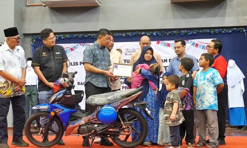 MAIM HADIAHKAN MOTOSIKAL RINGANKAN BEBAN SUAMI ISTERI DAN 7 ANAK