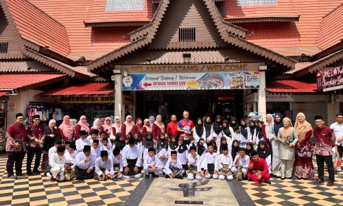 KHATAM AL-QURAN PERTAMA DARI ATAS MENARA TAMING SARI