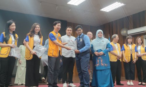 KELAB LIONS SUMBANG PAKAIAN SERAGAM PENGAKAP KEPADA 80 SEKOLAH DI MELAKA