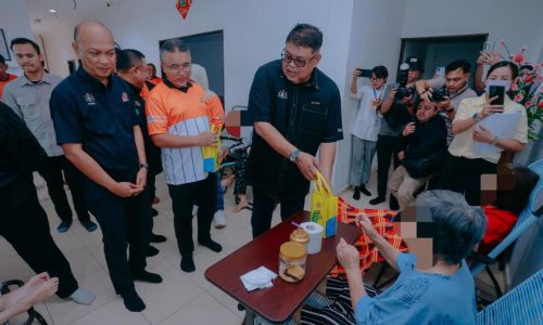 WRUR BUKIT KATIL: AB RAUF LUANG MASA SANTUNI WARGA EMAS