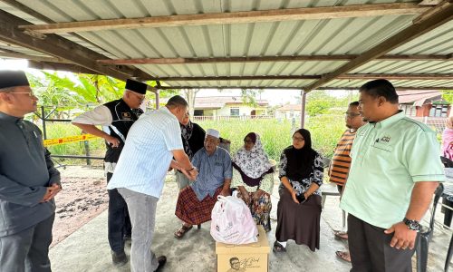 KETUA MENTERI PRIHATIN NASIB MANGSA KEBAKARAN DI PENGKALAN BALAK