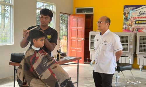 200 ANAK-ANAK MACHAP JAYA DAPAT MANFAAT GUNTING RAMBUT PERCUMA