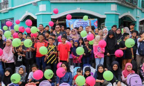ANAK PANTAI KUNDOR TERIMA PAKAIAN, KELENGKAPAN SEKOLAH BAHARU