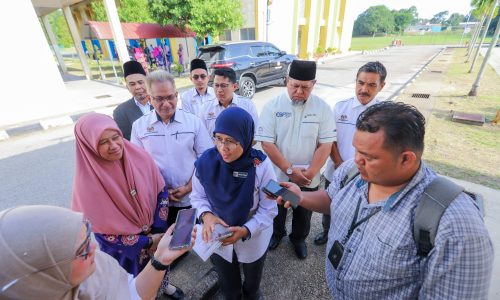 BANTUAN AWAL PERSEKOLAHAN DI MELAKA DIAGIH SECARA BERPERINGKAT BERMULA HARI INI