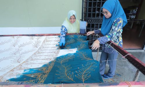 DULU SURI RUMAH, KINI PEMBUAT BATIK
