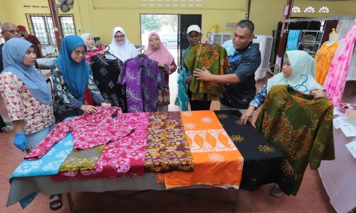 BATIK MELAKA ‘MADE IN’ FELDA HUTAN PERCHA TAWAN DUNIA