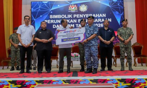 LIMA SEKOLAH DALAM KEM TERENDAK TERIMA SUMBANGAN KOMPUTER RIBA