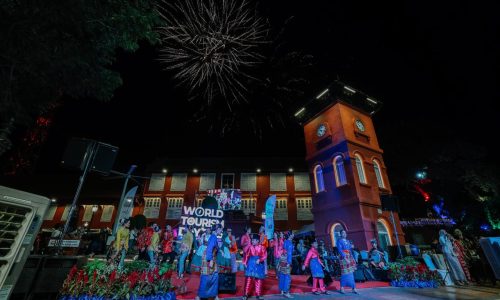 BUSANA TRADISIONAL ANGKAT SENI DAN BUDAYA MELAKA