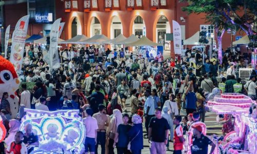 PENGUNJUNG KAGUM SUASANA MALAM DI BANDA HILIR