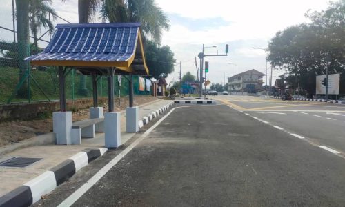 PELEBARAN JALAN ATASI KESESAKAN  DI HADAPAN SK SERI BEMBAN