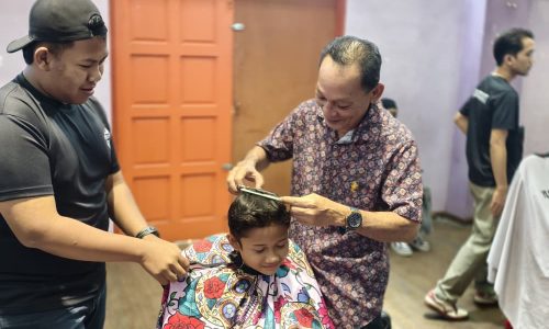 ‘ACIK ZUL’ BELANJA 100 ANAK-ANAK TABOH NANING GUNTING RAMBUT PERCUMA