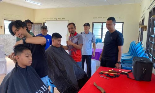 GUNTING RAMBUT PERCUMA MANFAATKAN 260 ANAK-ANAK DUN BEMBAN