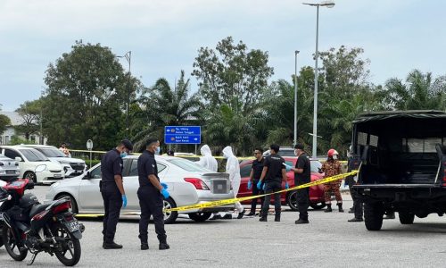 MAYAT LELAKI DITEMUKAN MEREPUT DALAM KERETA DI PARKIR MITC