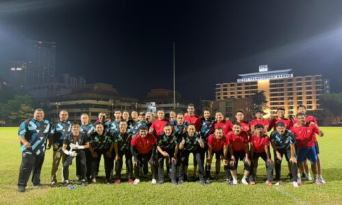 PEJABAT KETUA MENTERI ‘CARI KAWAN’ DI PADANG BOLA SEPAK