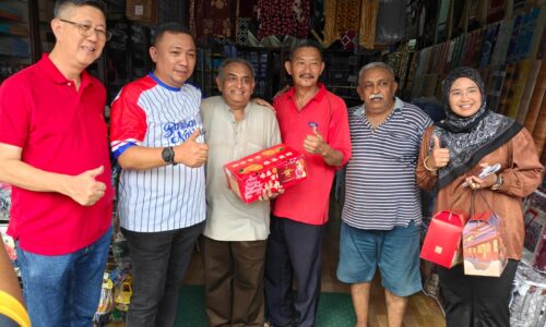 TRADISI LIMAU MANDARIN KUKUHKAN SILATURAHIM DI MASJID TANAH