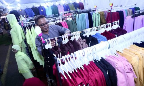 TAHUN PERTAMA BERNIAGA, RIFKARL RAIH SAMBUTAN LUAR BIASA DI BAZAR IKONIK BANDA HILIR