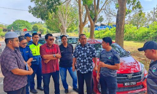 ZAHARI BERI PERHATIAN SERIUS ISU KESELAMATAN LALUAN DI PADANG KELADI