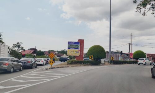 BULATAN ATASI KESESAKAN DI PERSIMPANGAN BATU BERENDAM