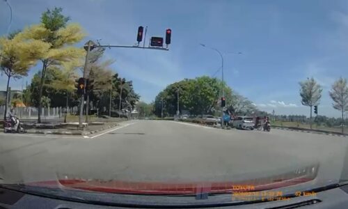 SEORANG MAUT, EMPAT CEDERA DALAM NAHAS DI LAMPU ISYARAT PADANG JAMBU