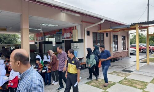 LALUAN PEJALAN KAKI, KANTIN BAHARU UNTUK WARGA SK SIMPANG EMPAT