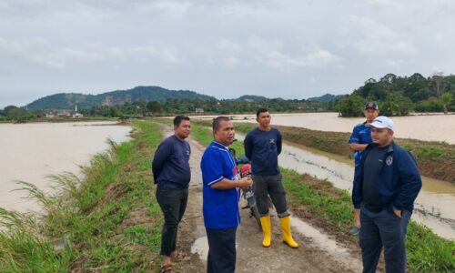 ZAHARI PANTAU KAWASAN TERJEJAS LIMPAHAN AIR SUNGAI