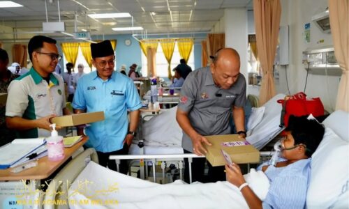 MAIM, YB ALONG SANTUNI 100 PESAKIT DI HOSPITAL ALOR GAJAH